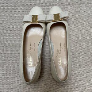 Ferragamo vory Bowed Low Heel Pumps - Size 6.5